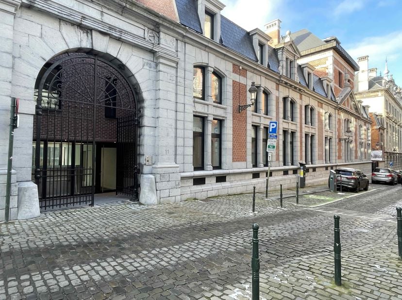 Entre le Petit Sablon, le parc d&#039;Egmont, le Palais Royal et la Toison d’Or, dans une ancienne caserne entièrement ré-affectée, très bel appartement 3